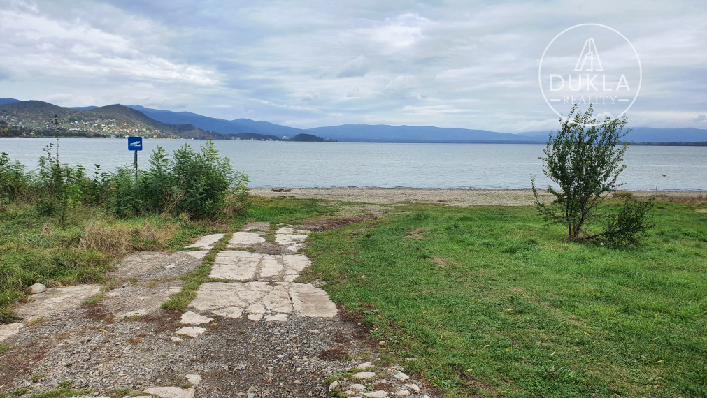 ROZOSTAVANÝ DOM s výhľadom na priehradu Zemplínska Šírava.