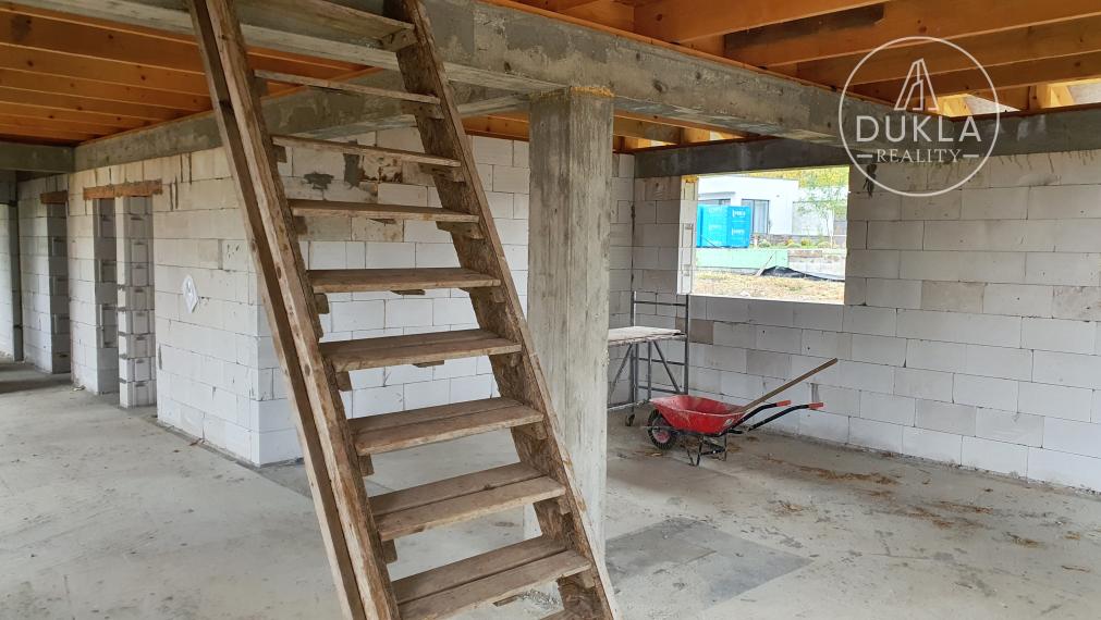 ROZOSTAVANÝ DOM s výhľadom na priehradu Zemplínska Šírava.