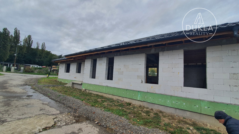 ROZOSTAVANÝ DOM s výhľadom na priehradu Zemplínska Šírava.