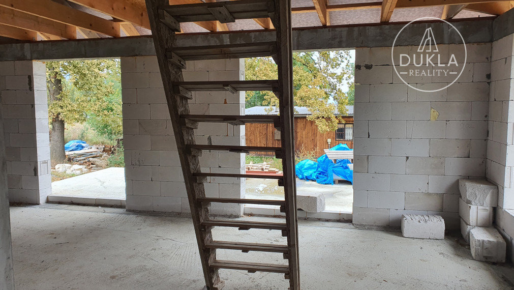 ROZOSTAVANÝ DOM s výhľadom na priehradu Zemplínska Šírava.