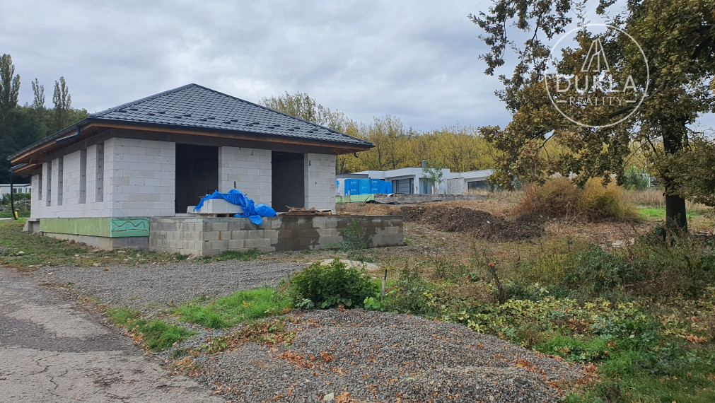 ROZOSTAVANÝ DOM s výhľadom na priehradu Zemplínska Šírava.