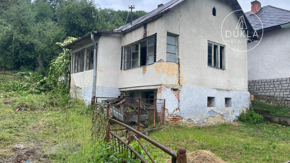 NA PREDAJ – VEĽKÝ POZEMOK SO STARÝM DOMOM / SADOM – KOBYLNICE