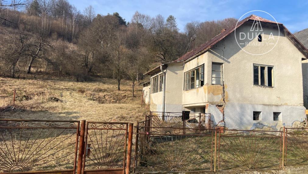 NA PREDAJ – VEĽKÝ POZEMOK SO STARÝM DOMOM / SADOM – KOBYLNICE