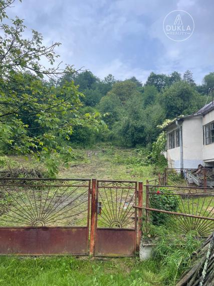 NA PREDAJ – VEĽKÝ POZEMOK SO STARÝM DOMOM / SADOM – KOBYLNICE