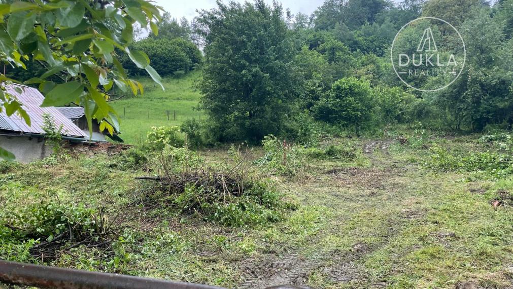 NA PREDAJ – VEĽKÝ POZEMOK SO STARÝM DOMOM / SADOM – KOBYLNICE