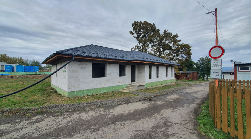 ROZOSTAVANÝ DOM s výhľadom na priehradu Zemplínska Šírava.