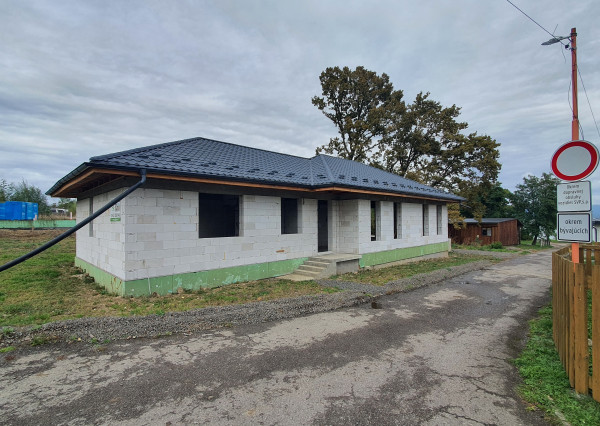 ROZOSTAVANÝ DOM s výhľadom na priehradu Zemplínska Šírava.