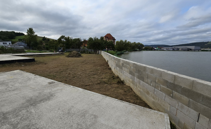 Pozemok pri rybníku - fotografia 7
